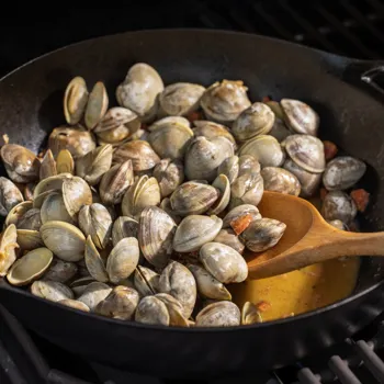 Kuhane školjke s španjolskim čoricom i prepečenim kruhom