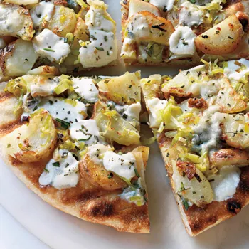 Lepinja s krumpirom, poriluk, gorgonzolom i ružmarinom