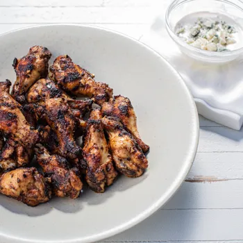 Ljute pileće krilca s dresingom od plavog sira