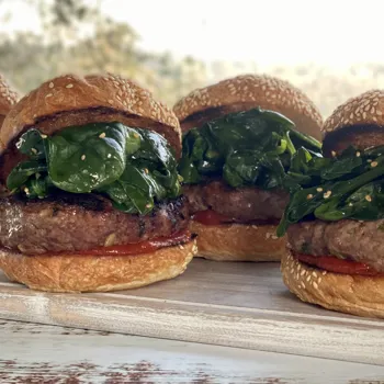 Ljuti burgeri s đumbirom i mladim lukom uz špinat sa sezamom