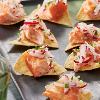 Losos dimljen s tekilom i salsom od rotkvica