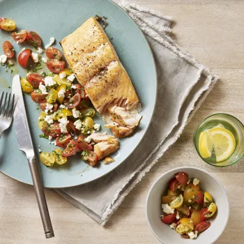 Losos na cedrovu dasku s rajčicom, feta sirom i salatom od začinskog bilja