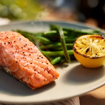 Losos na žaru s mahunama na pari