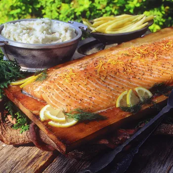 Losos pečen na cedrovoj dasci