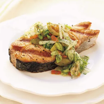 Losos sa salatom od komorača i maslina