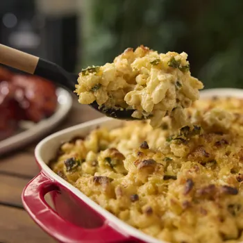 Makaroni sa sirom i pečenim poblano papričicama s roštilja