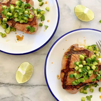 Marinirani Ahi tuna odresci s relishom od krastavca i mladog luka