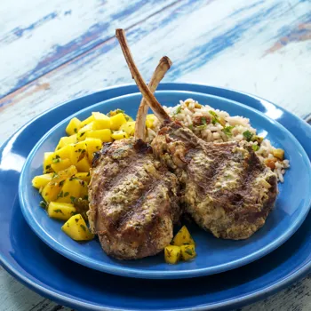 Marinirani janjeći kotleti s chutneyjom od manga i pilafom od pistacija