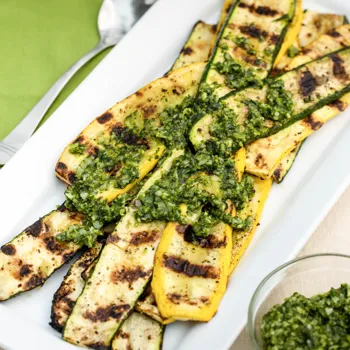 Miješano povrće s roštilja - tikvice i squash s pestom