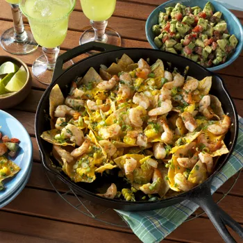 Nachosi s kozicama i salsom od avokada i rajčice