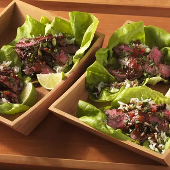 Odresci od skirt steaka u đumbir-soja marinadi u listovima salate