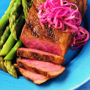 Odresci s paprikom i ukiseljenim lukom