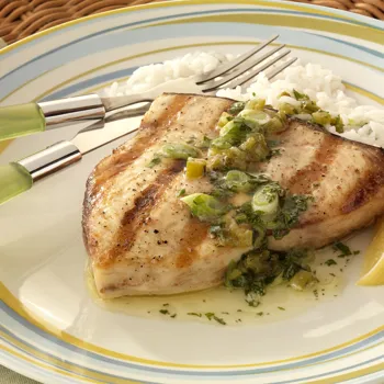 Odresci sabljarke s umakom od jalapeño papričica i mente