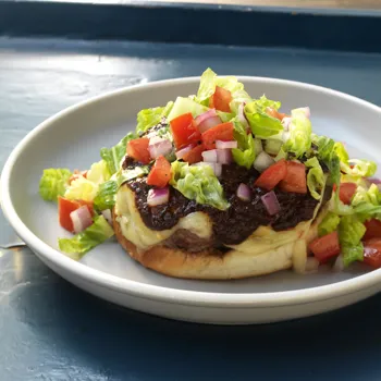 Otvoreni cheeseburger s chile colorado umakom