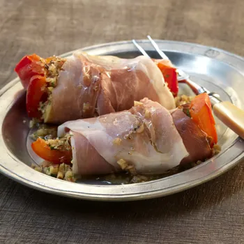 Paprike umotane u Serrano šunku s mrvicama od inćuna i badema