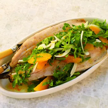 Pastrva na cedrovoj dasci s rukolom, komoračem i narančom