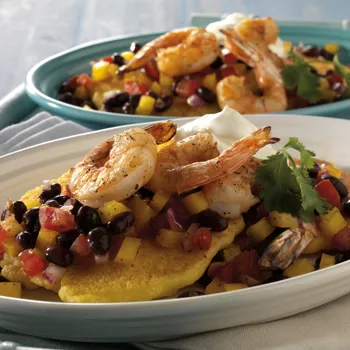 Pečene škampe s kukuruznim palačinkama i relistom od crnog graha