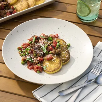 Pečeni kolači od palente s talijanskom kobasicom i graškom