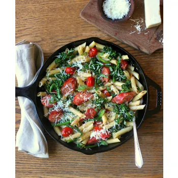 Penne s ljutim talijanskim kobasicama iz lijevane tave