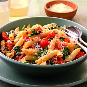 Penne tjestenina sa špinatom i dimljenim rajčicama