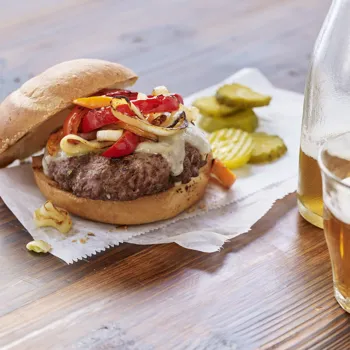 Philly cheeseburgeri s lukom, paprikama i provolone sirom