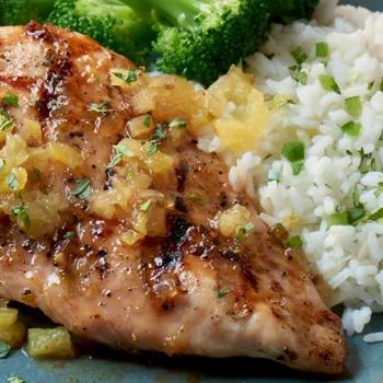 Pileća prsa glazirana ananasom s rižom od limuna i jalapeña