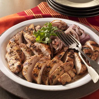 Pileća prsa marinirana u citrusima s grillanim crvenim lukom