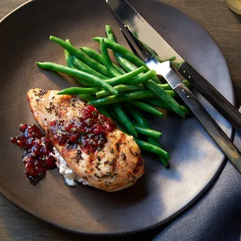 Pileća prsa punjena kozjim sirom s brusničnom salsom