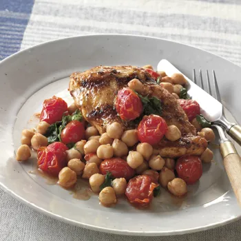 Pileća prsa s pečenim rajčicama i slanutkom iz tave