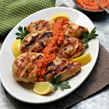 Pileća prsa s romesco umakom od pečene crvene paprike