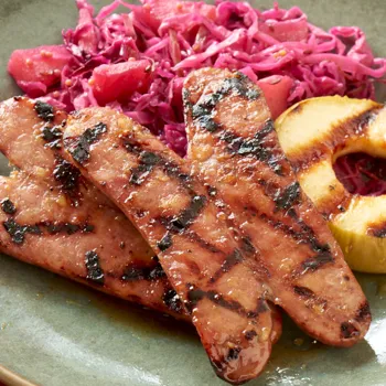 Pileće kobasice s jabukama u glazuri od soka i crvenim kiseli kupusom