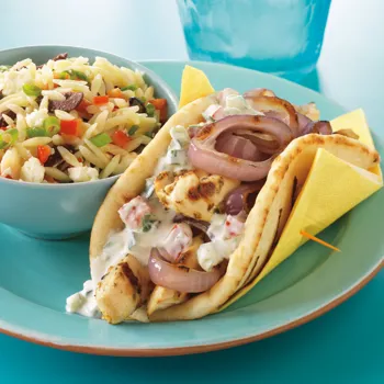 Pileći giros s tzatzikijem od rajčice