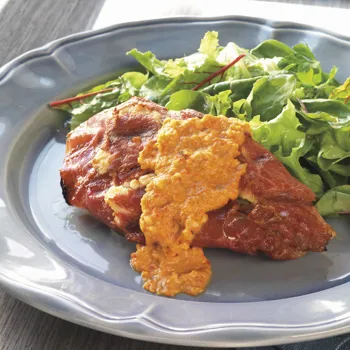 Pileći odresci umotani u serrano šunku s romesco umakom