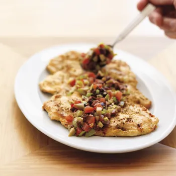 Pileći paillard s relishom od rajčice i maslina