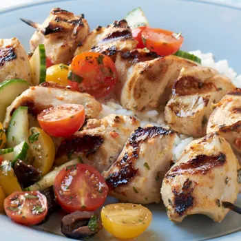 Pileći ražnjići s harisom i salatom od krastavca i rajčice