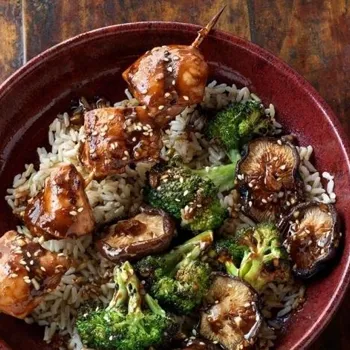 Pileći ražnjići s hoisin umakom, brokulom i gljivama