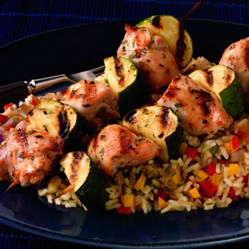 Pileći ražnjići s limunom i origalom na šarenom rižotu