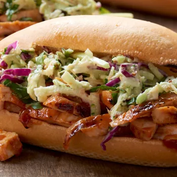 Pileći sendviči s BBQ umakom i slaw salatom od brokule