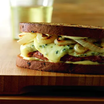 Pileći sendviči s plavim sirom i grilanim lukom