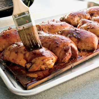 Pileći zabatci na cedrovoj dasci sa soja-đumbir glazurom