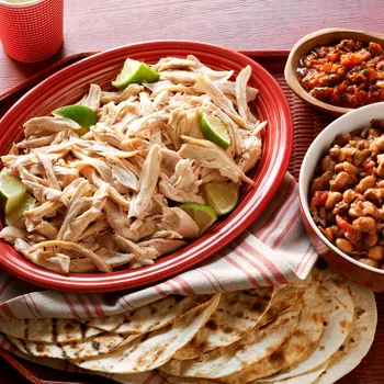 Piletina na limenki piva s kaubojskim grahom i tortiljama