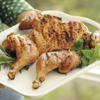 Piletina s muškatnim oraščićem i začinskim biljem pod lijevanom tavom