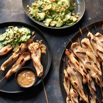 Piletina satay s ljutim umakom od kikirikija i salatom od krastavca