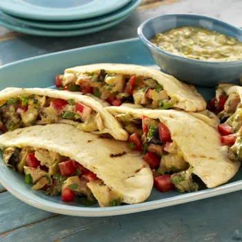 Pita s piletinom i patlidžanom u curry chutney dresingom