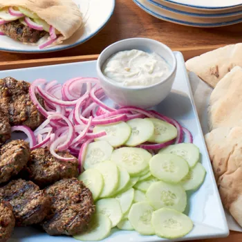 Pita sendviči s roštiljanim pljeskavicama i tahini umakom od limuna