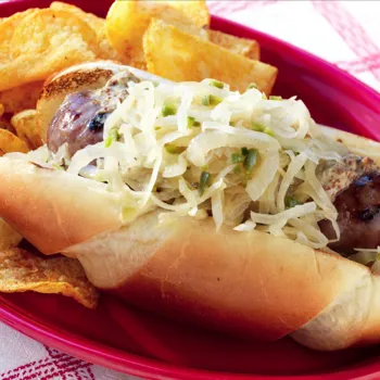 Pivske kobasice s kiselim kupusom, lukom i jalapeno papričicama