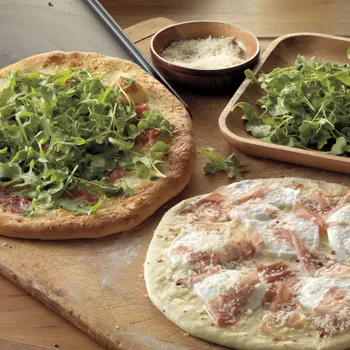 Pizza s pršutom, rukolom i mozzarellom