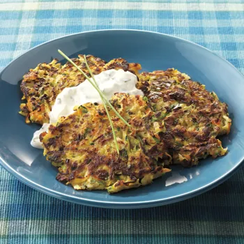 Pljeskavice od tikvica, mrkve i pastrnjaka s limunovim jogurt umakom