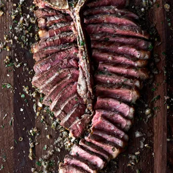 Porterhouse odresci sa začinskim umakom na dasci