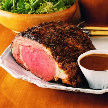 Prime rib s korom od začinskog bilja i umakom od crnog vina